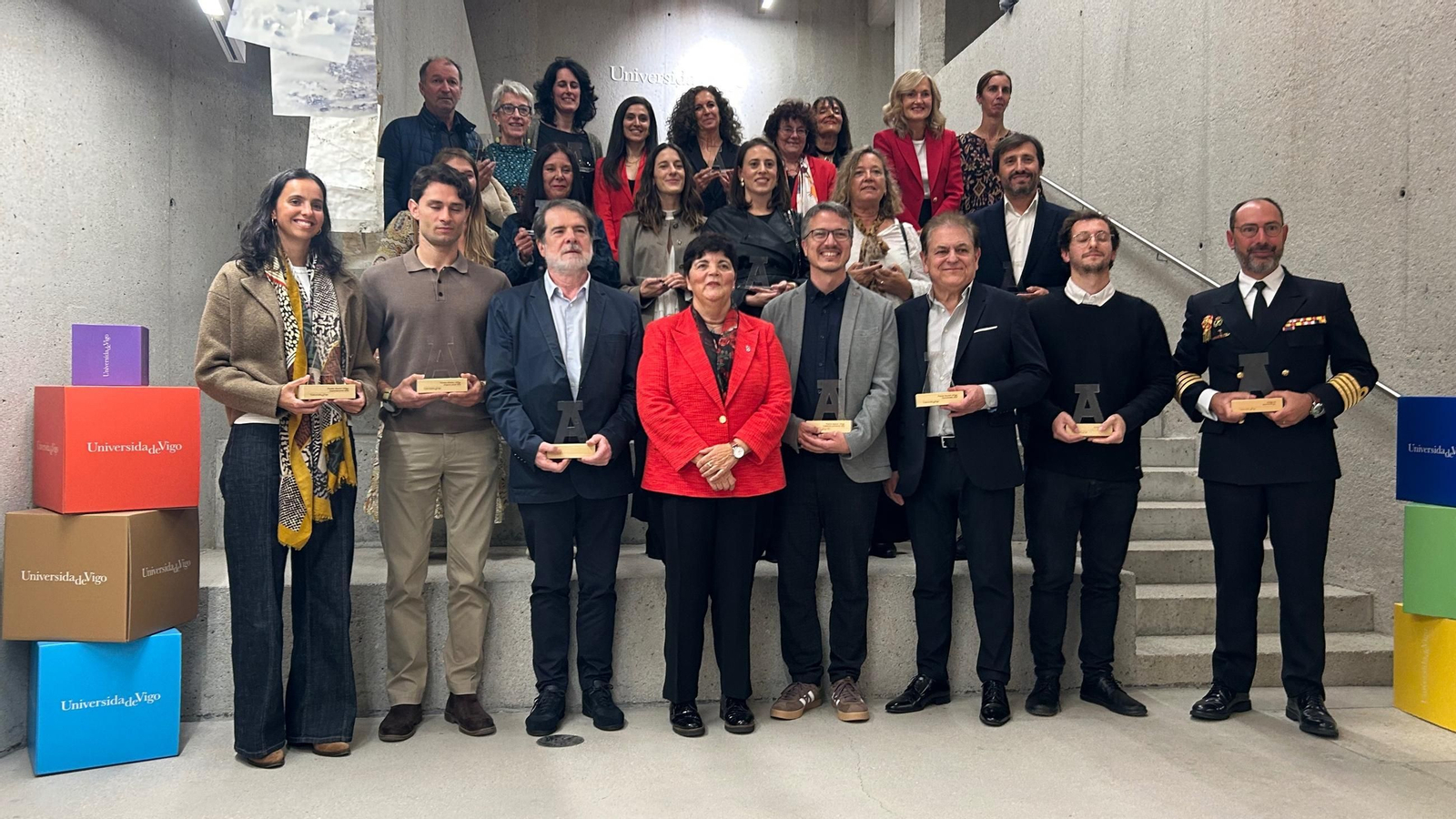 Foto de grupo de los premiados y los finalistas con la rectora, Carmen García Mateo, y la vicerrectora de Estudiantes, Dolores González.