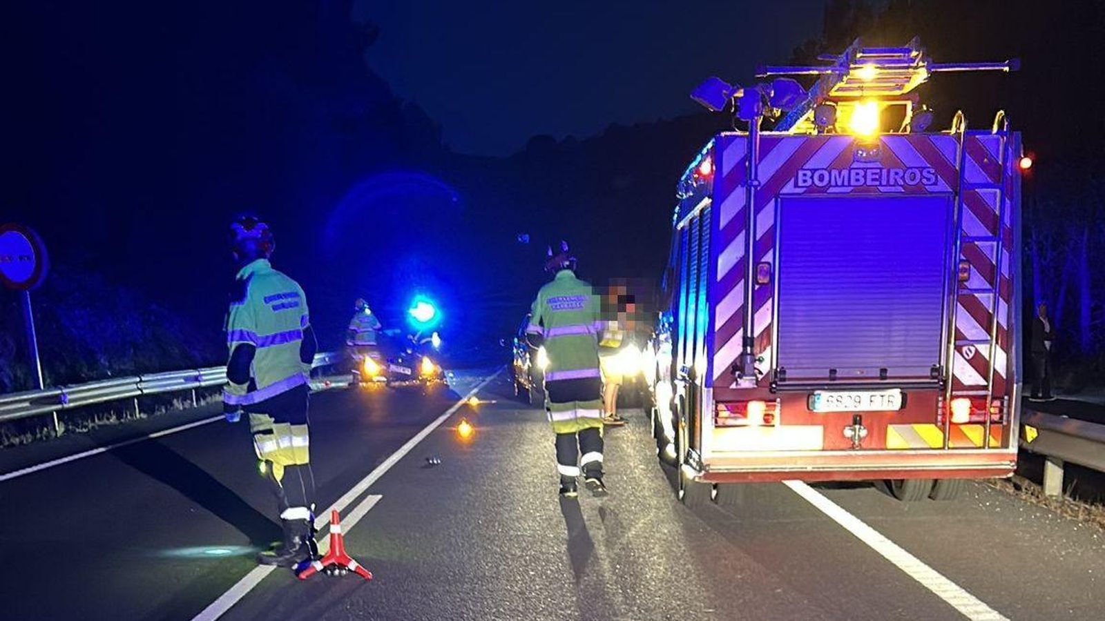 Los servicios de emergencia trabajando en el lugar del accidente