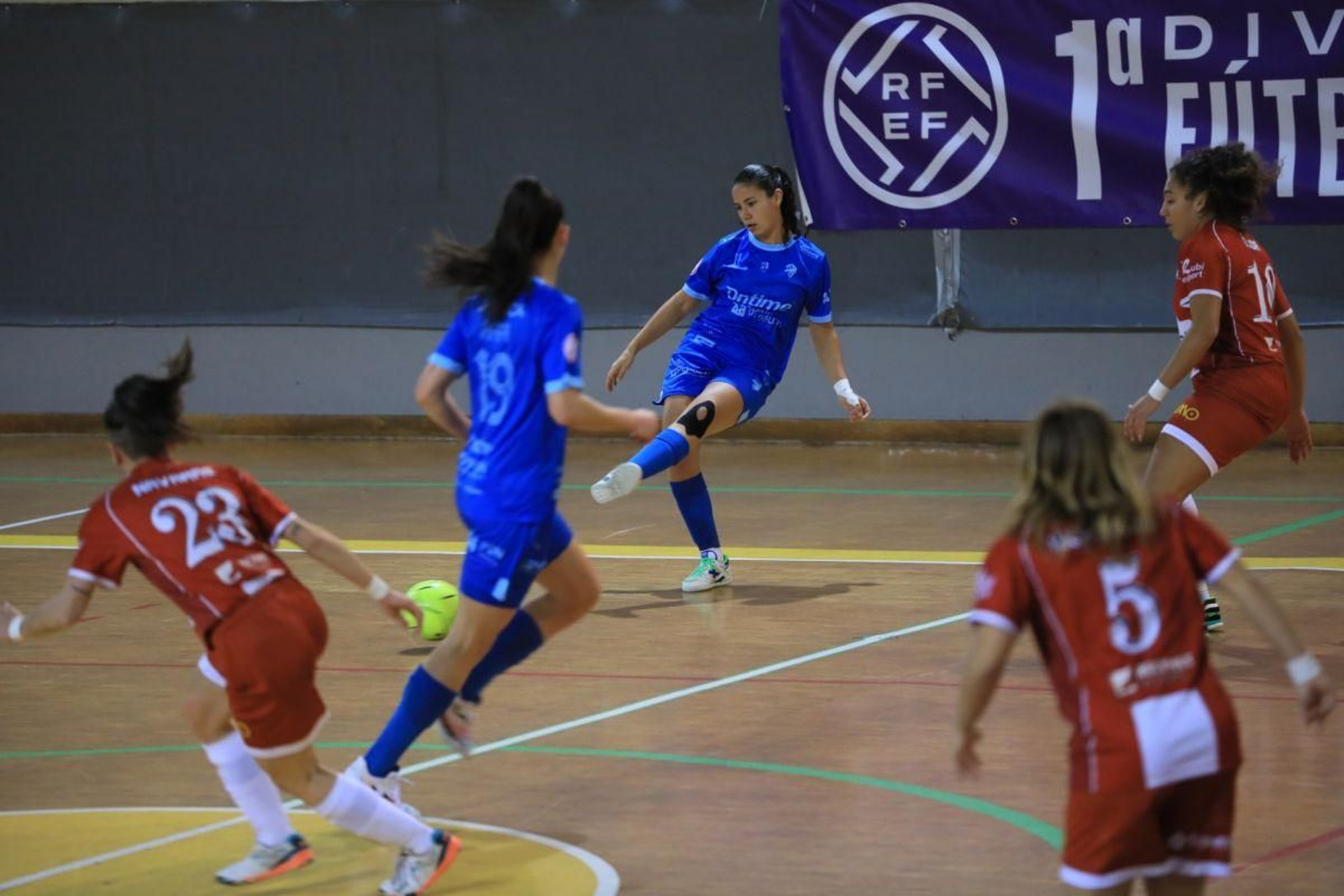 Ju Pedreira mueve la pelota en un partido en Os Remedios.