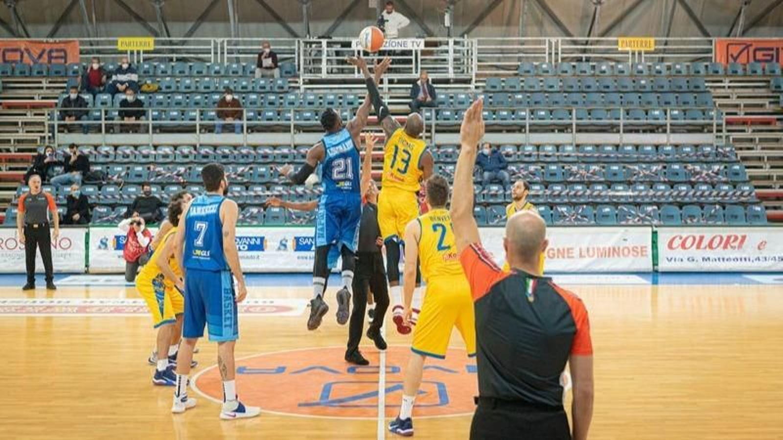 Balón al aire en un partido de la Serie A2 italiana entre Napoli y Scafati.