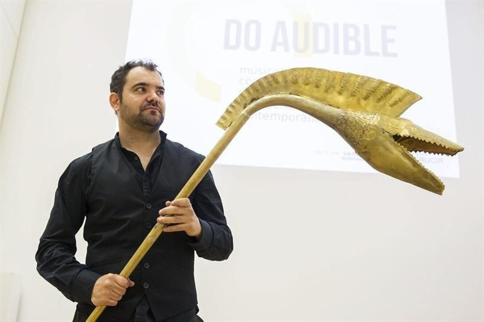 El músico Abraham Cupeiro evoca el canto de las ballenas con un karnix, instrumento celta. (EFE)