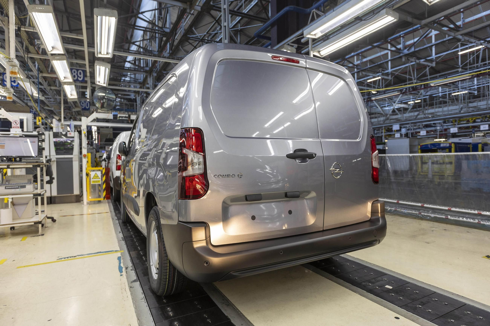 La línea de producción de las furgonetas en la planta de Balaídos.