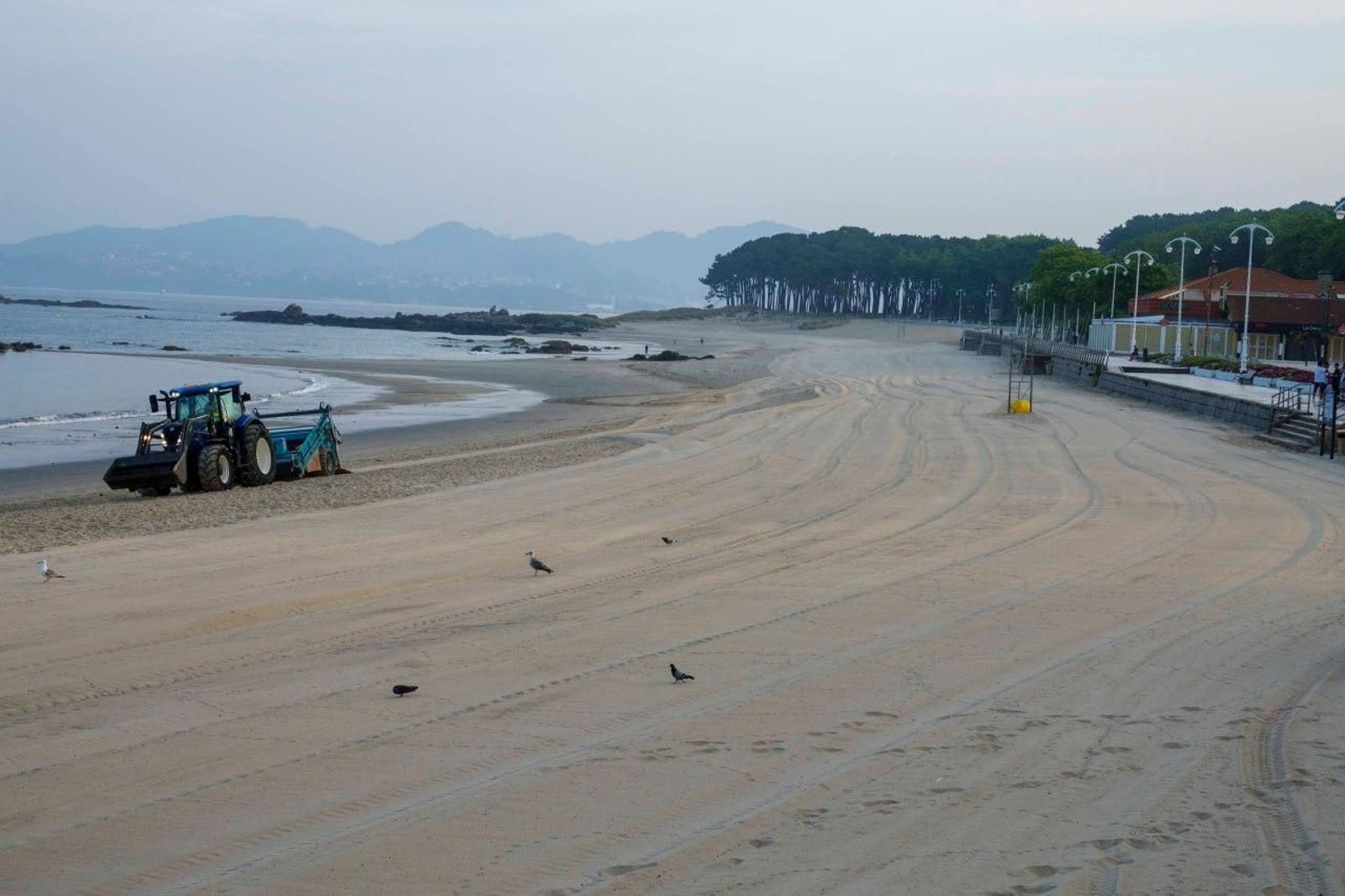 Galería | La resaca de San Xoán 2026 deja toneladas de residuos en Samil y Panxón
