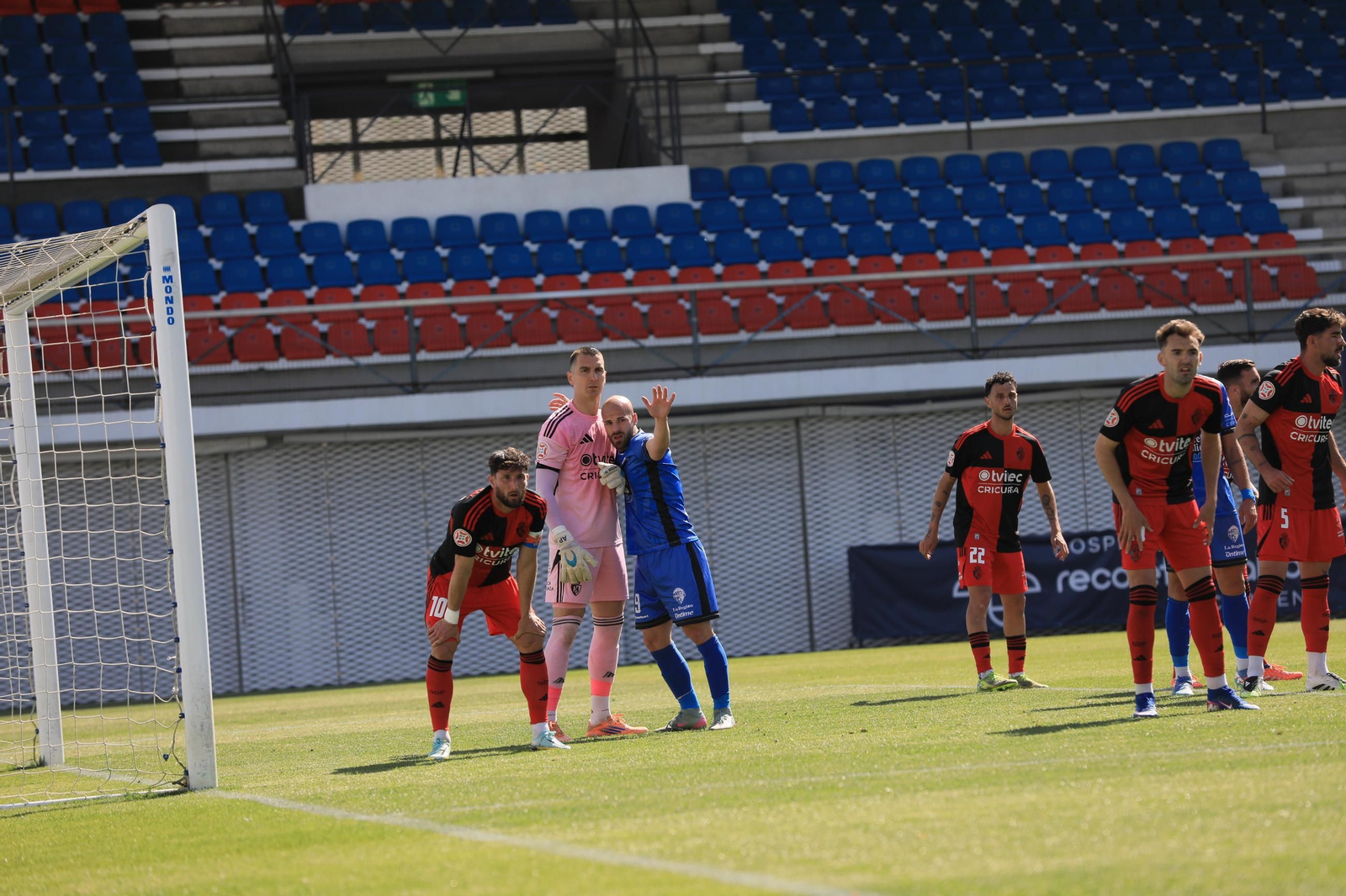 Galería | El buen tiempo acompaña el duelo en O Couto entre Ourense CF y Ponferradina