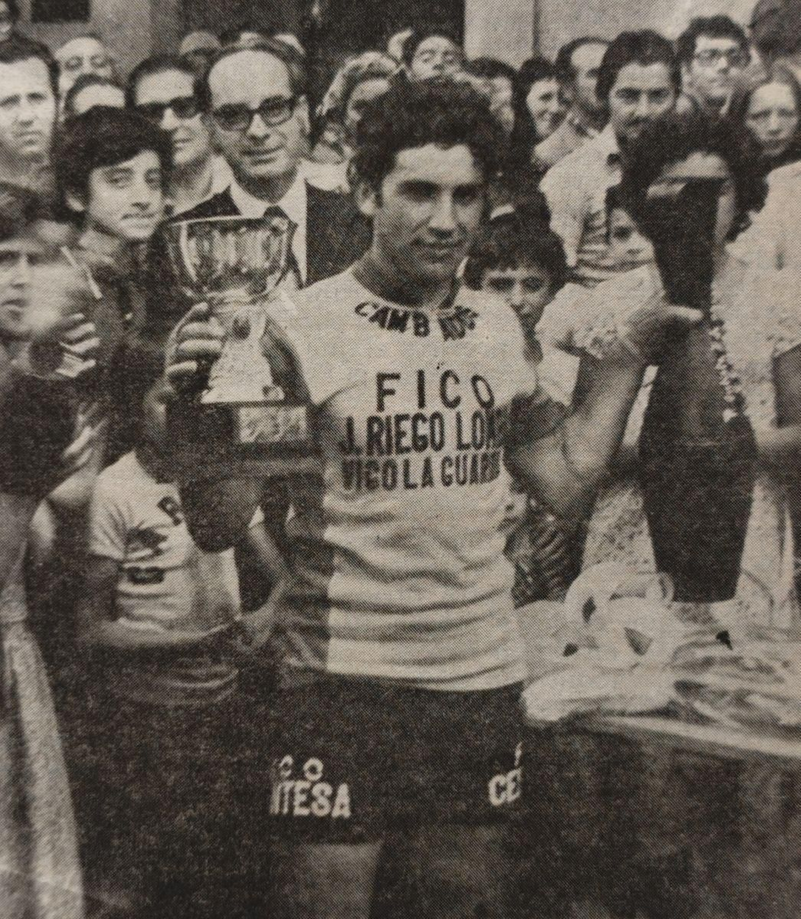 El ciclista Álvaro Pino, con los trofeos de vencedor.
