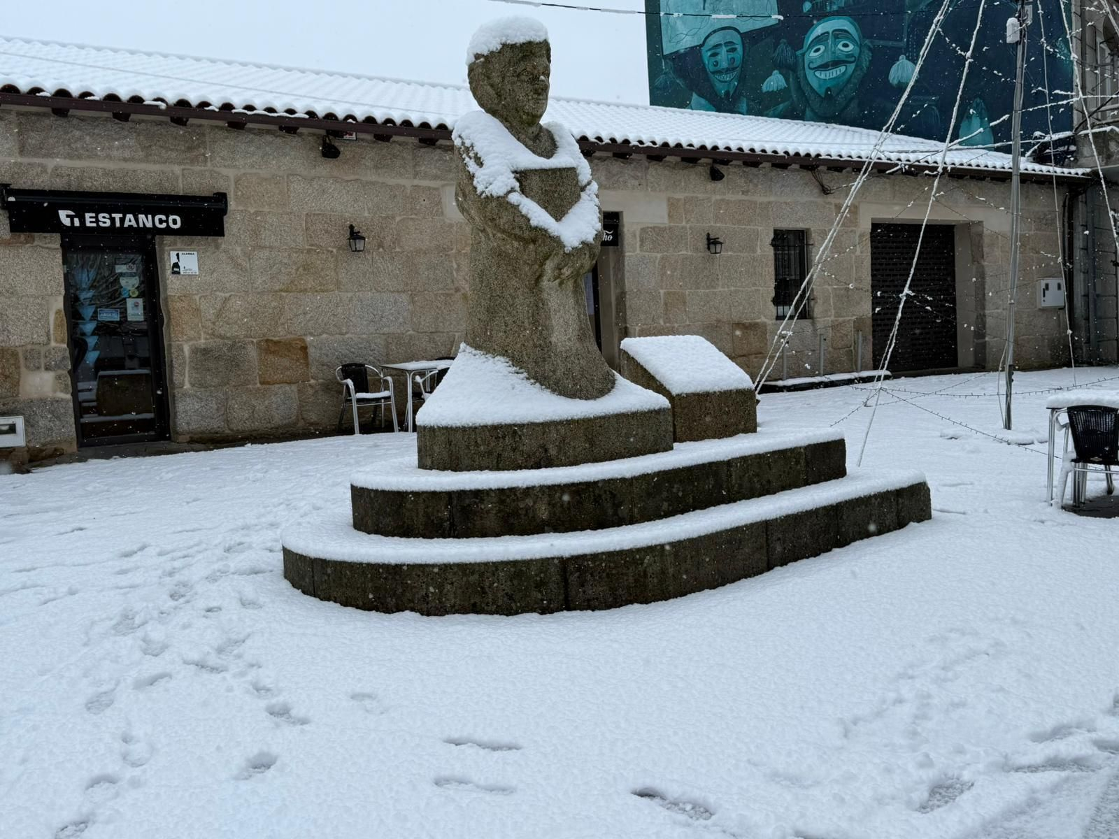 Cualedro empieza a ver como la nieve se asienta en sus monumentos.