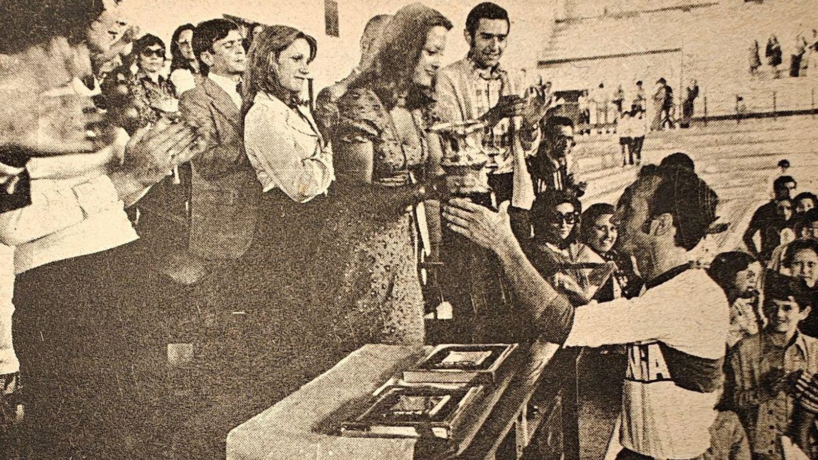 La reina de las fiestas entrega los trofeos.