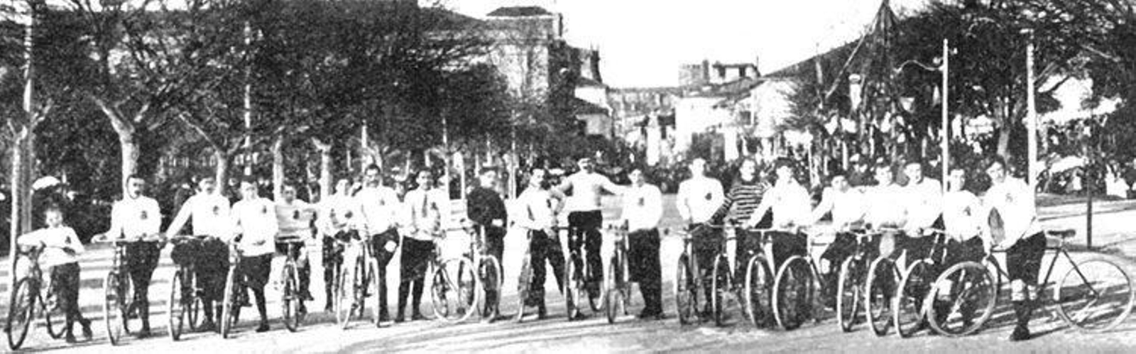 Equipo ciclista Blanco y Negro 1910. En sus filas, Luis Ksado, junto a apellidos de sobras conocidos en la ciudad como Moretón, Cuevillas, Román, Da Cunha, etc. (Foto Vida Gallega)