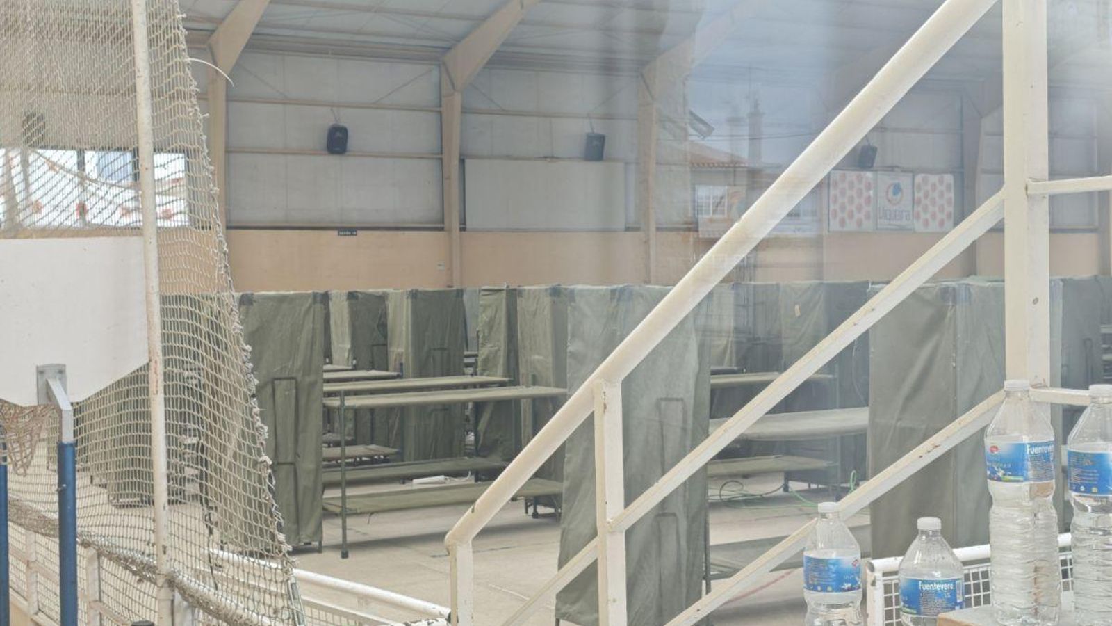 El entorno del pabellón de As Travesas ya comienza a ser utilizado por algunos militares llegados a Vigo esta semana. De momento, señalan que solo están realizando labores de montaje y logística en el pabellón para albergar allí espacios como la armería o camas improvisadas para su descanso