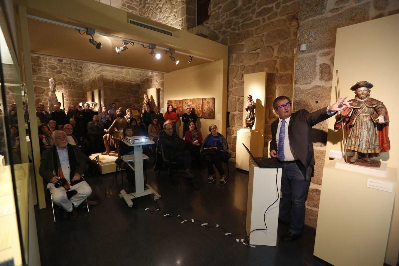Ourense. 15/01/2020. Peza do mes, en el museo arqueolóxico con la Revista Nós en esta convocatoria. En la Foto Afonso Vázquez Monxardín en la ponencia.
Foto: Xesús Fariñas