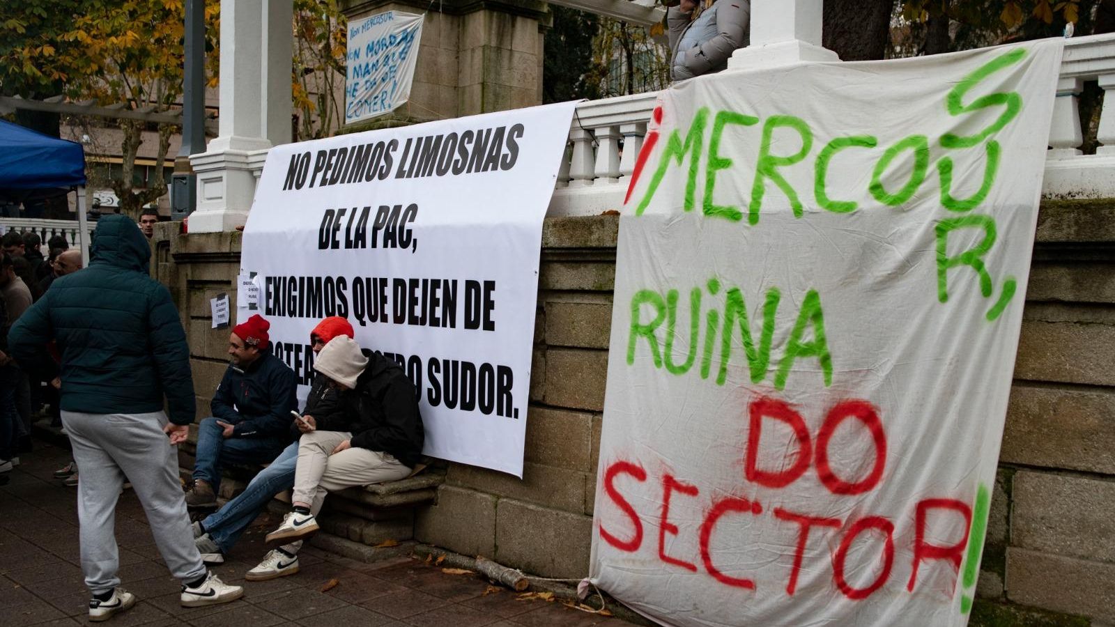 "No pedimos limosna de la PAC", afirman en una pancarta colgada frente a la Subdelegación, en la balaustrada del parque de San Lázaro.