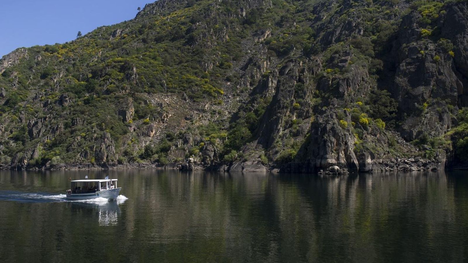 Vistas del Sil desde el catamarán de la Ribeira Sacra. José Paz