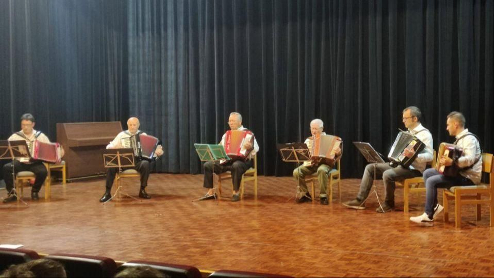 Alumnos de las Escuelas Musicales en una actuación.