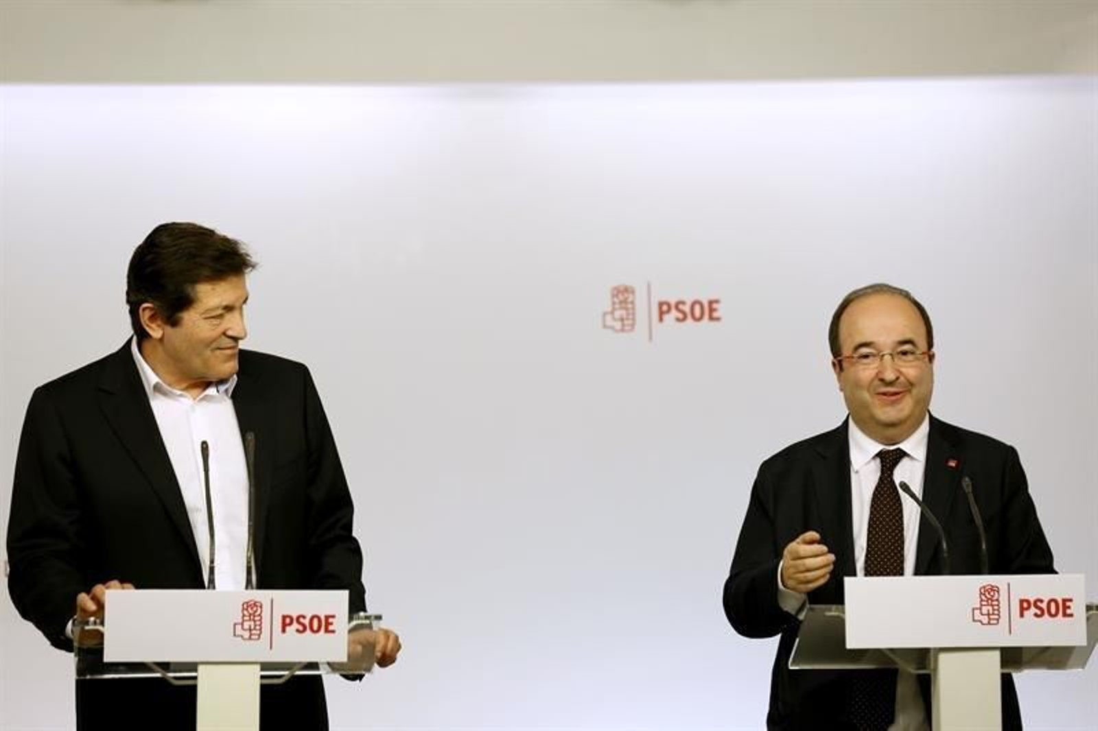El primer secretario del PSC, Miquel Iceta,durante la rueda de prensa que ofreció junto al presidente de la Comisión Gestora del PSOE, Javier Fernández tras la firma, hoy en la sede de Ferraz, del protocolo de relaciones entre ambas formaciones po