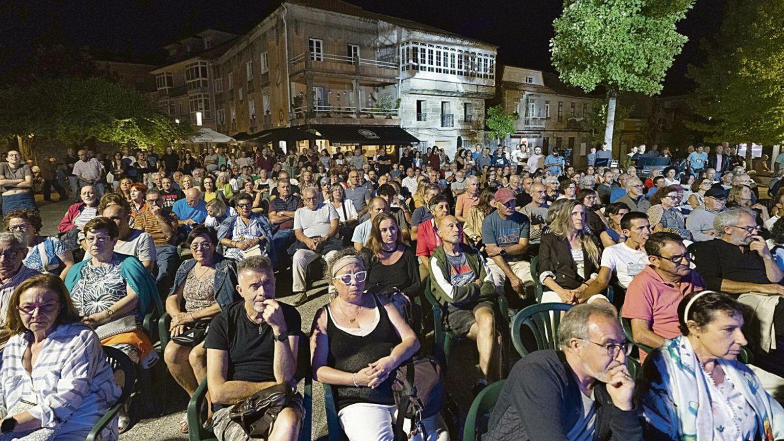 Cientos de personas, algunas sentadas, otras muchas de pie, abarrotaron la plaza.