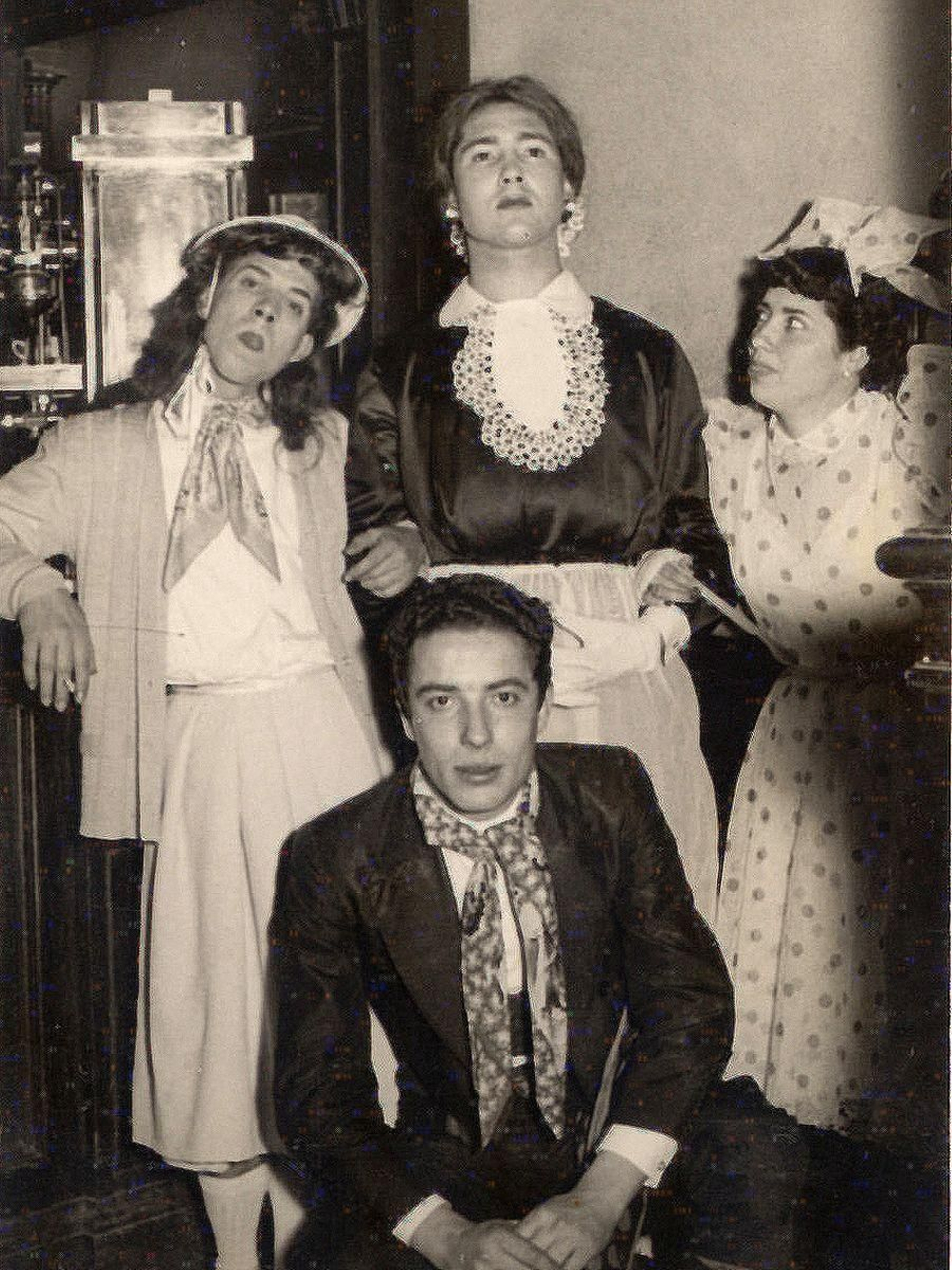 Personajes conocidos de la sociedad Ourensana presente en los bailes de Carnaval.