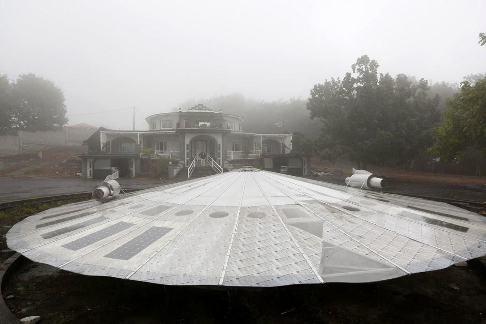 La nave espacial que recreó Lucio Ballesteros. Tiene 20 metros de diámetro y está dotada de fluido eléctrico. Al fondo, la casa del constructor.