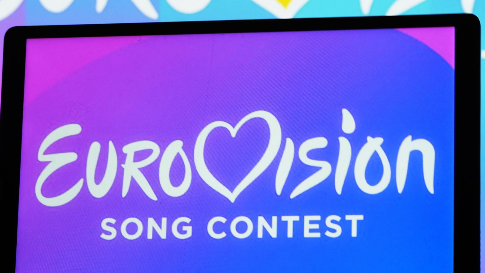 El logo del evento siendo transmitido en un dispositivo móvil