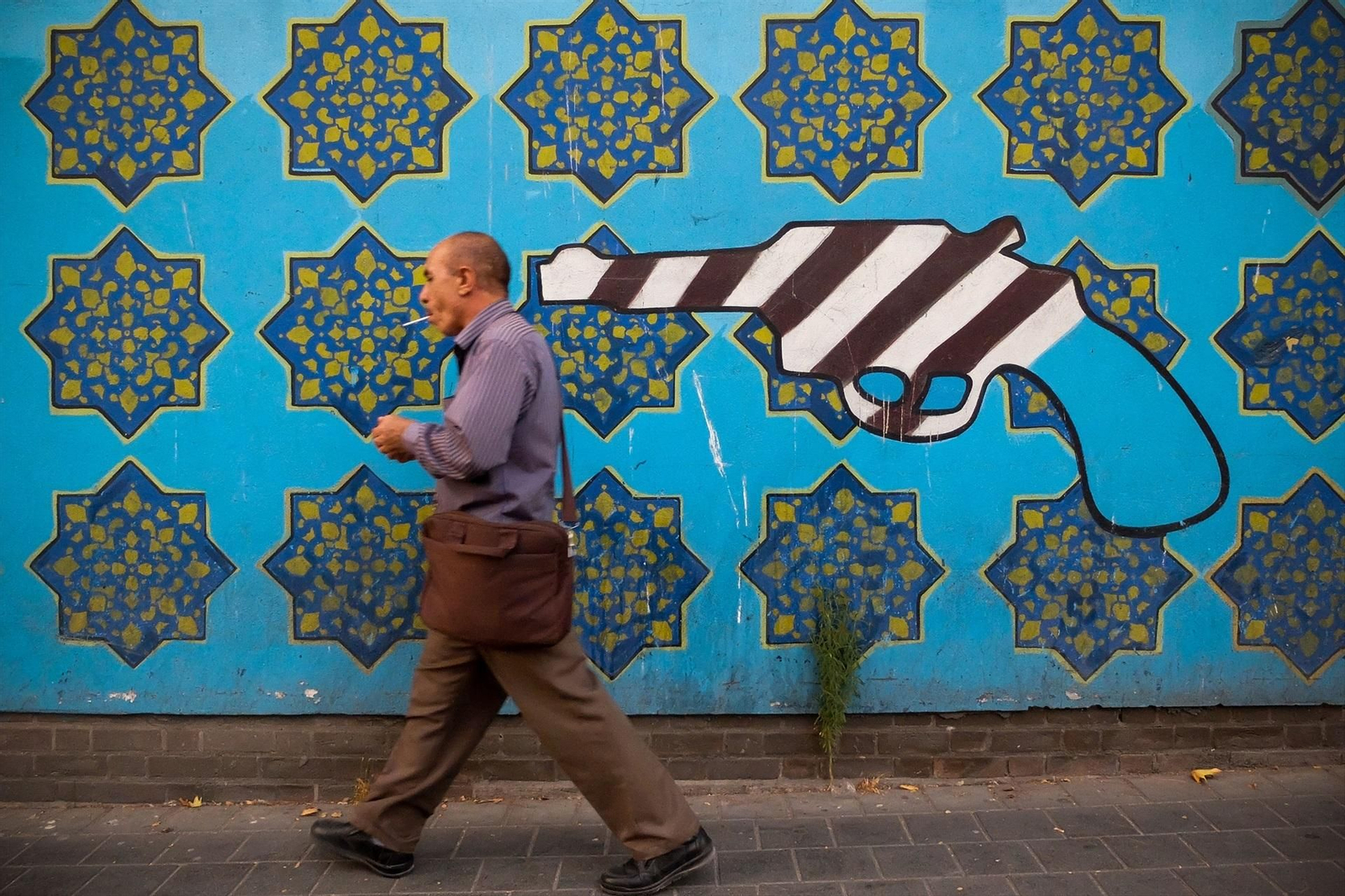 Un hombre pasea por Teherán