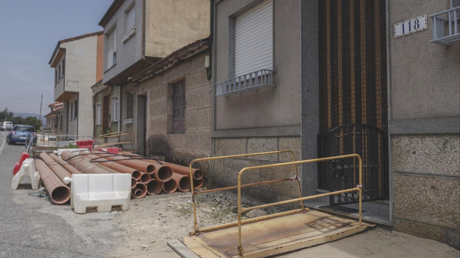 Los materiales siguen en las aceras y obligan a los vecinos a usar rampas.