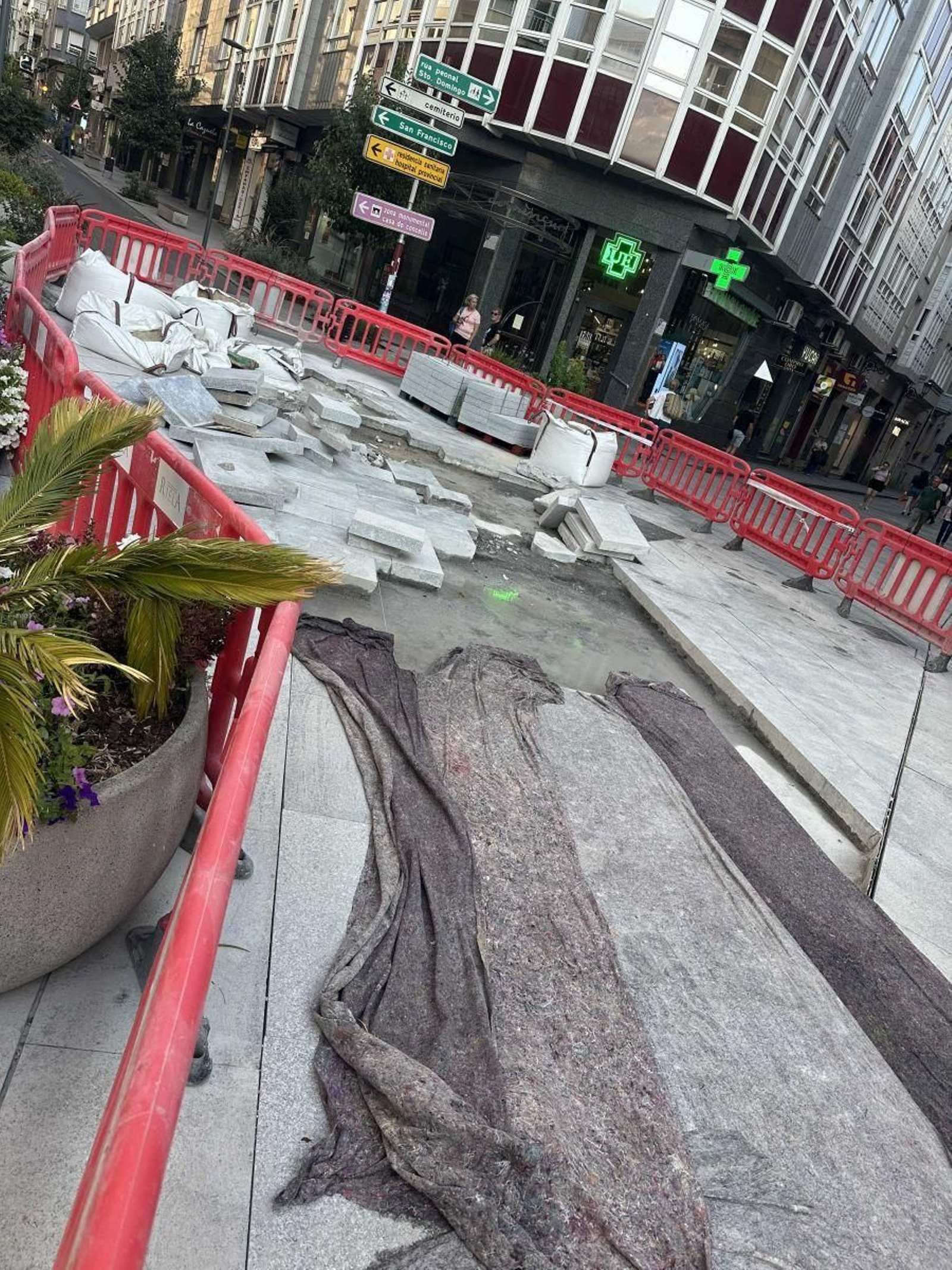 Obra parada en la calle Santo Domingo