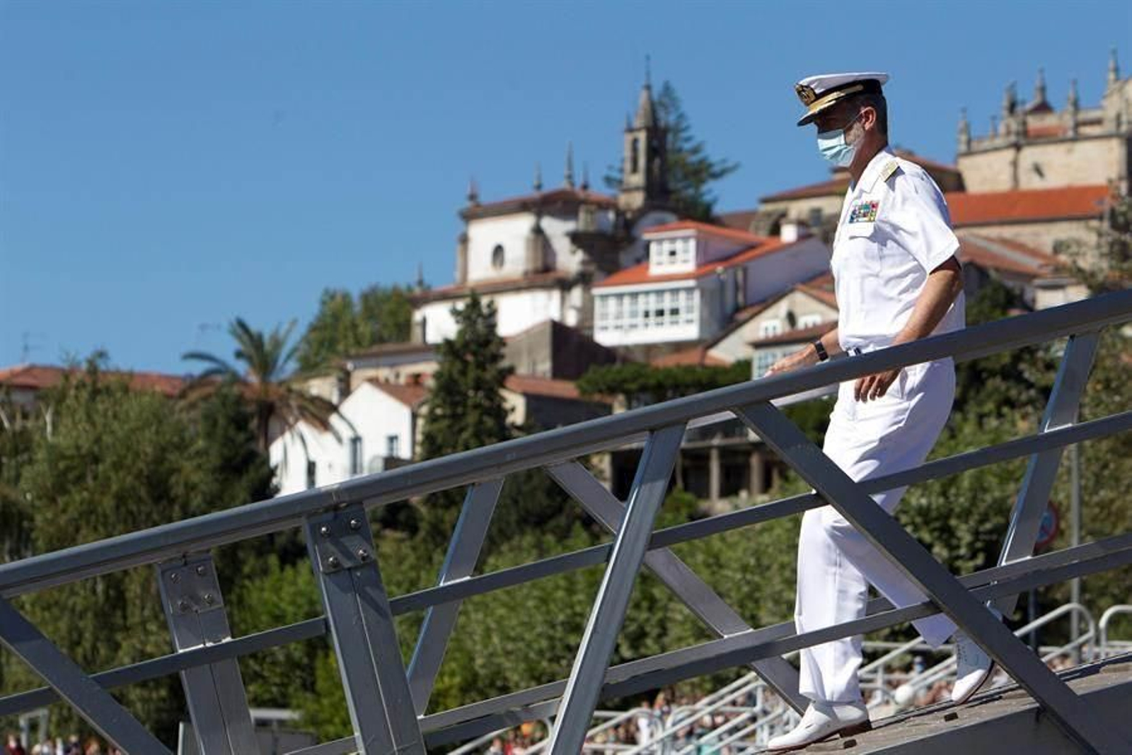 Tui recibe con aplausos al Rey en su visita a Comandancia Naval del Miño 6