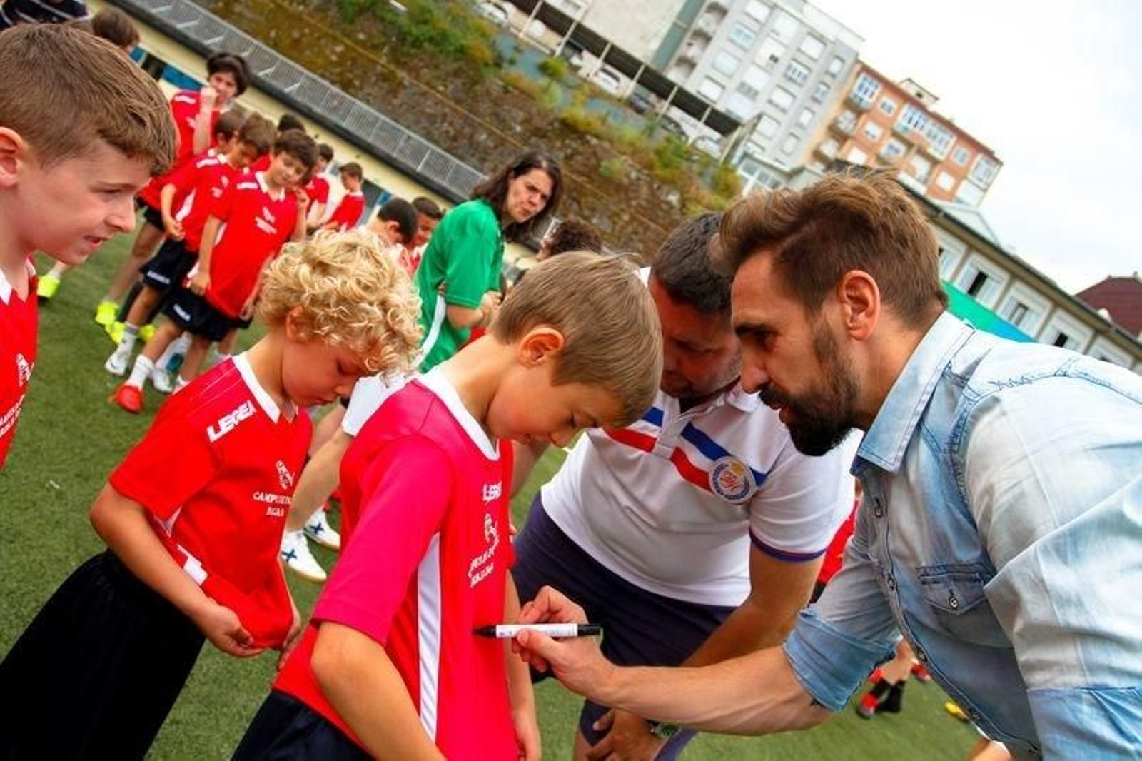Borja Fernández, firmando la camiseta de alguno de los asistentes a su campus (A.C.)