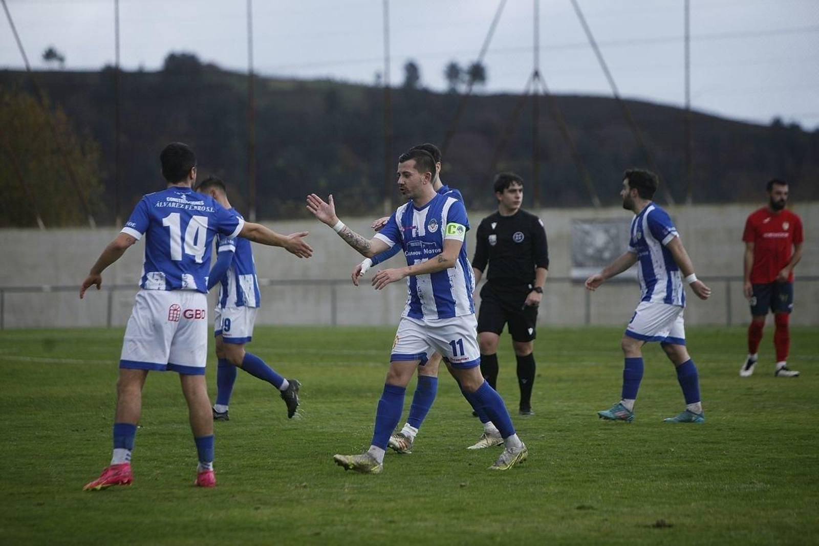 Los jugadores del Sporting Celanova celebran un gol en el campo de San Rosendo. (Foto de archivo)
