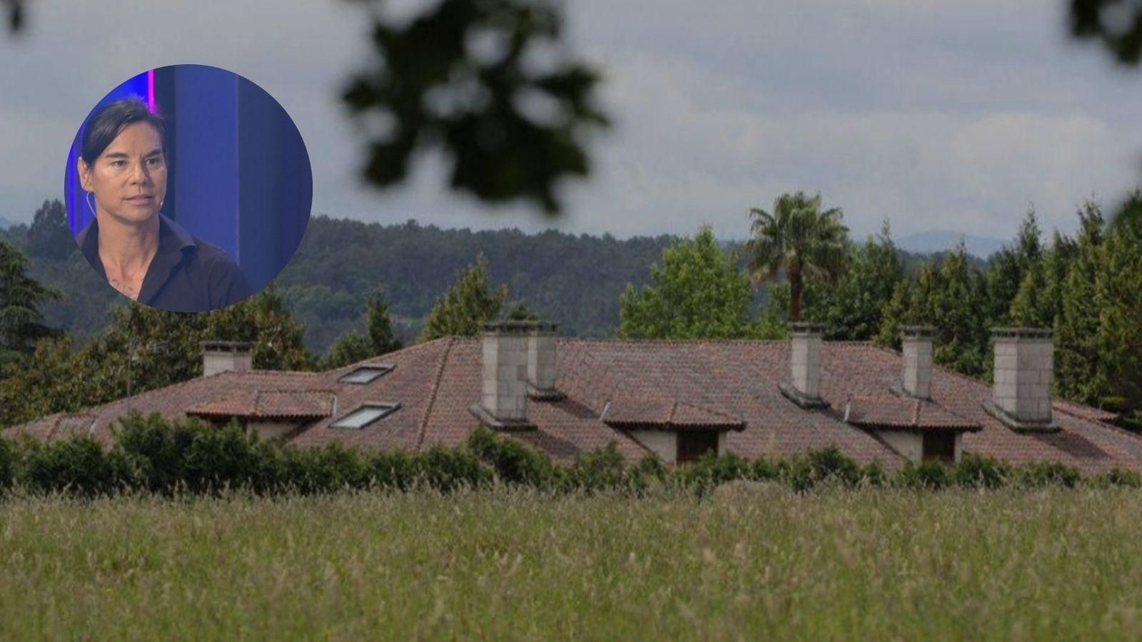 Julio Iglesias Jr, en pequeño a la izquierda, y la casa de su padre en Piñor, de fondo.