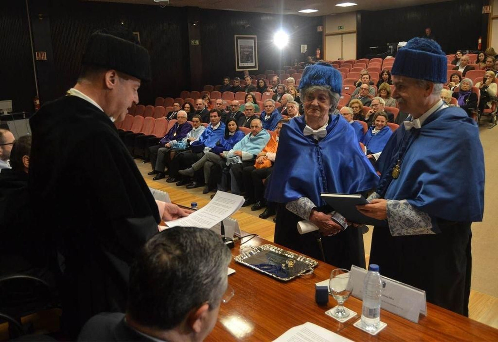 El rector en funciones, Salustiano Mato, con Inmaculada Paz Andrade y José Luis Legido.