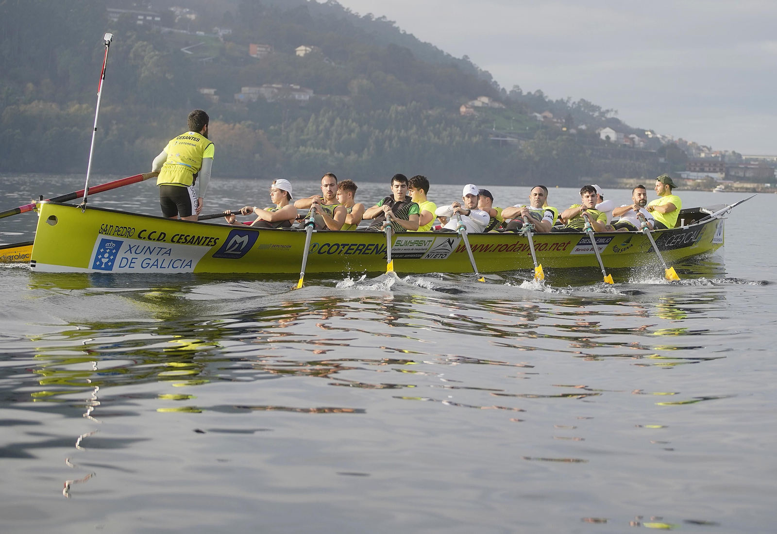 Participantes en la sesión de remo de +Deporte Atlántico en Cesantes.