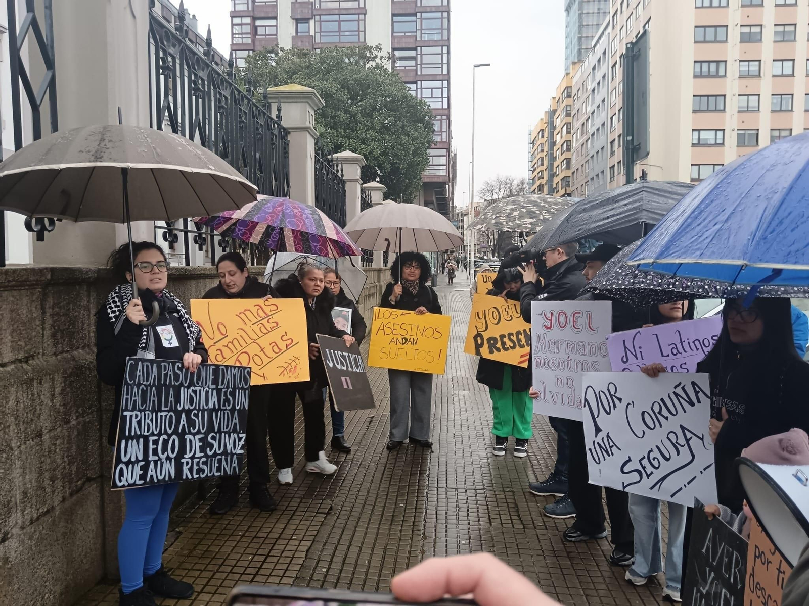 Familiares y amigos de Yoel Quispe concentrados frente a la Audiencia Provincial de A Coruña