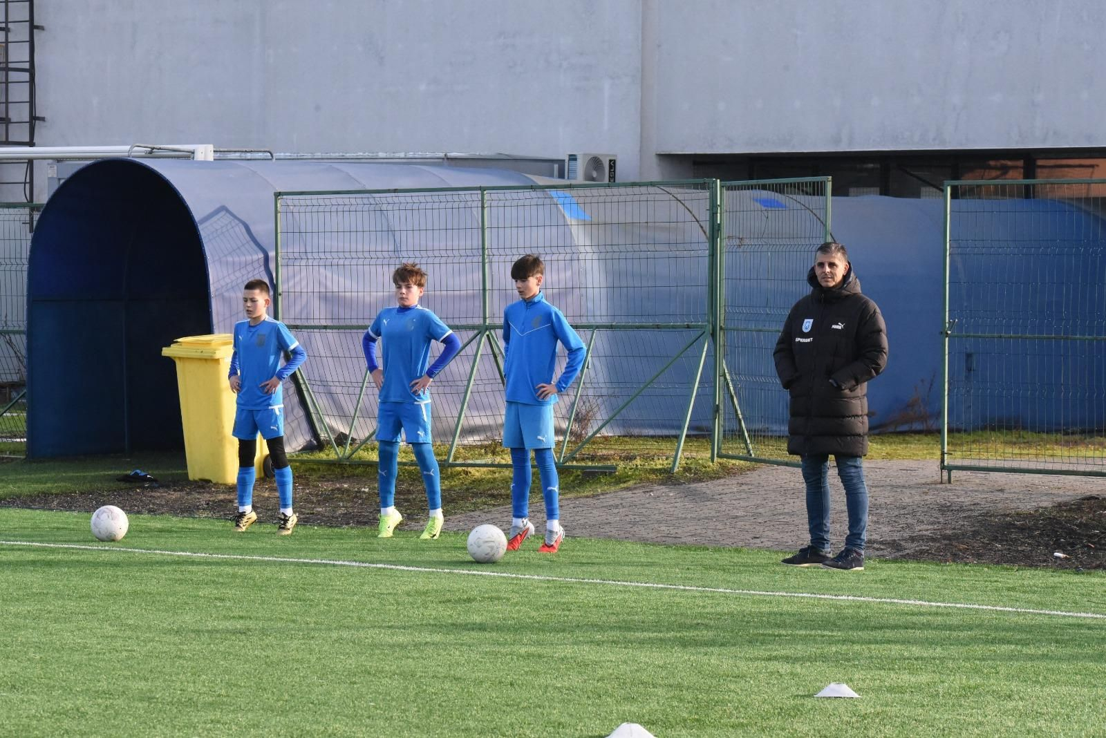 Eduardo Covelo, a la derecha, presencia un entrenamiento de la cantera del Universitatea Craiova.