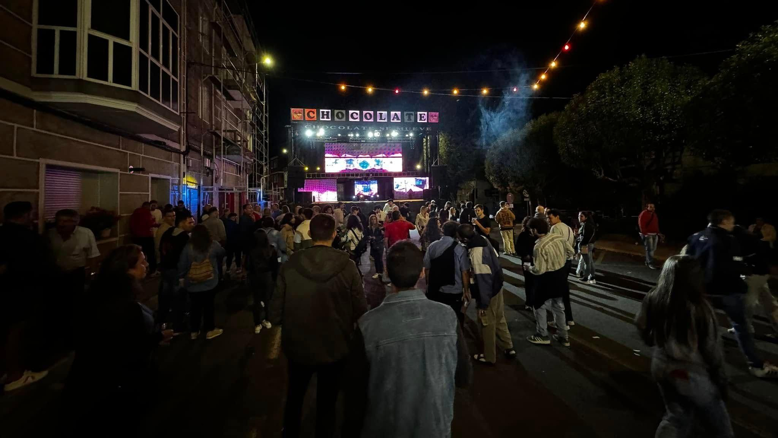 Actuación de una orquesta en las fiestas de Cualedro, en 2024.