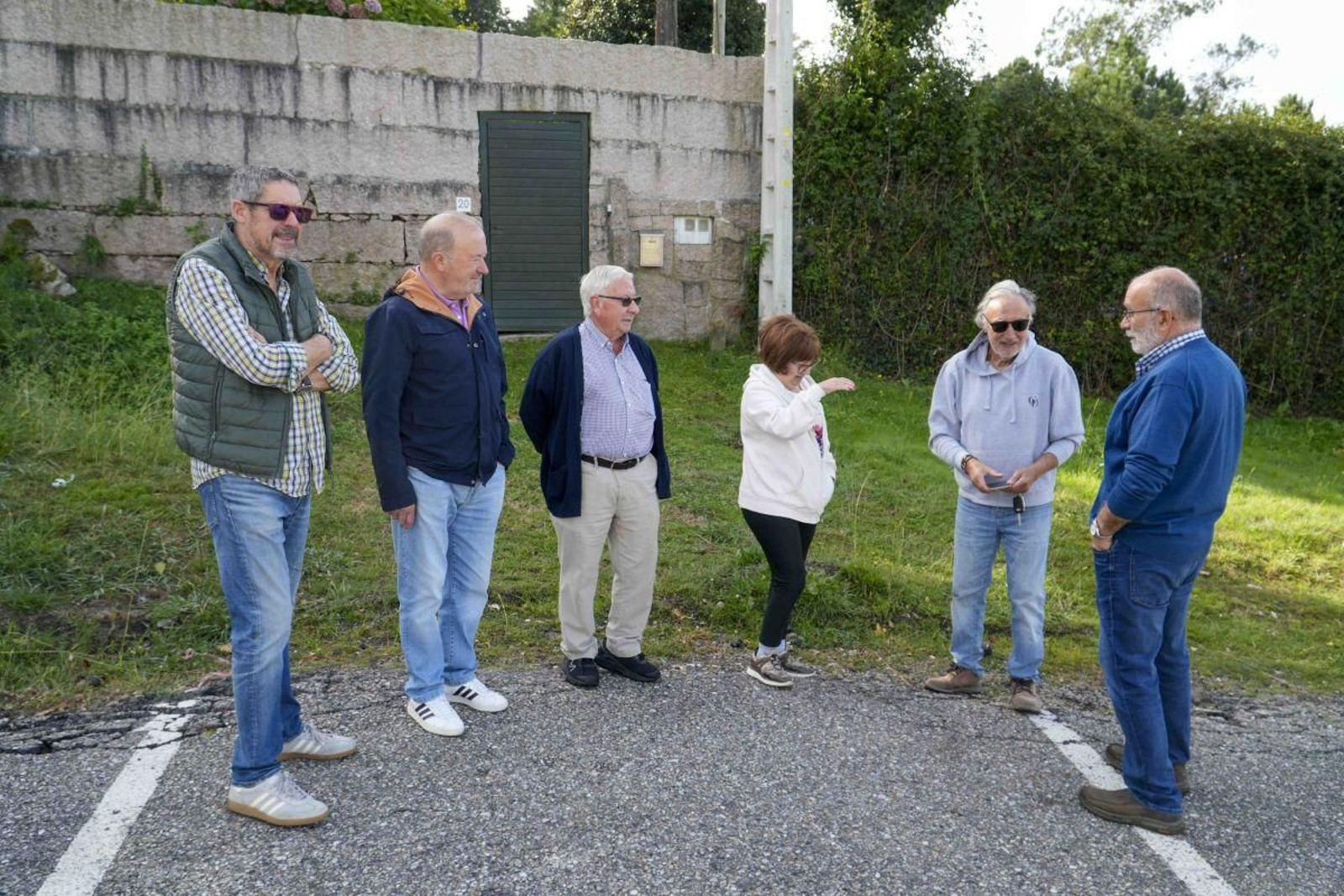 Un grupo de residentes en Medoñas mostraba ayer su inquietud por los robos que se han producido en los últimos días.
