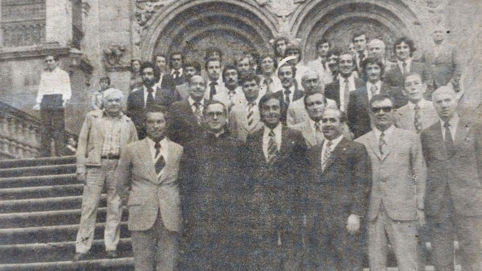 La directiva y equipo de Club Deportivo Orense posando ante la Puerta de las Platerías en Santiago.