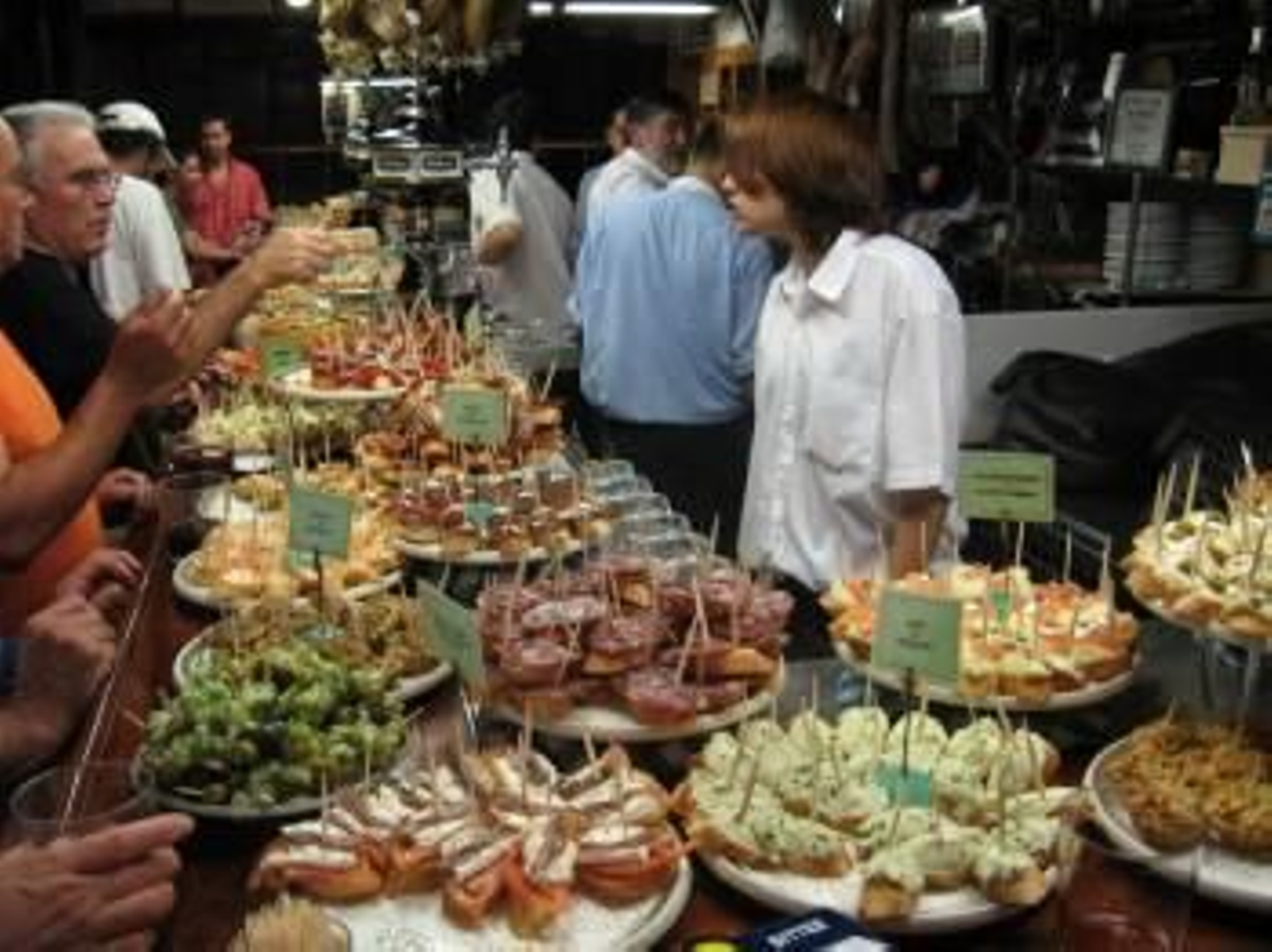 La barra de un bar, repleta de pinchos de distintas variedades.