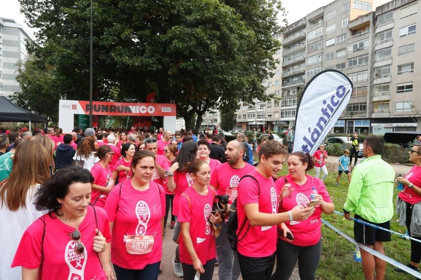 El color rosa abarrotó la Avenida de Castelao - JV Landín 156