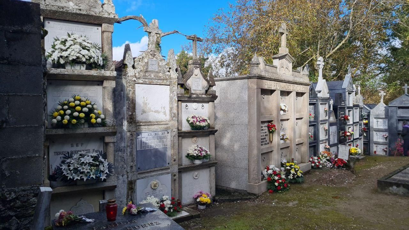 Cementerio de Manzaneda esta mañana festiva. // R,M.