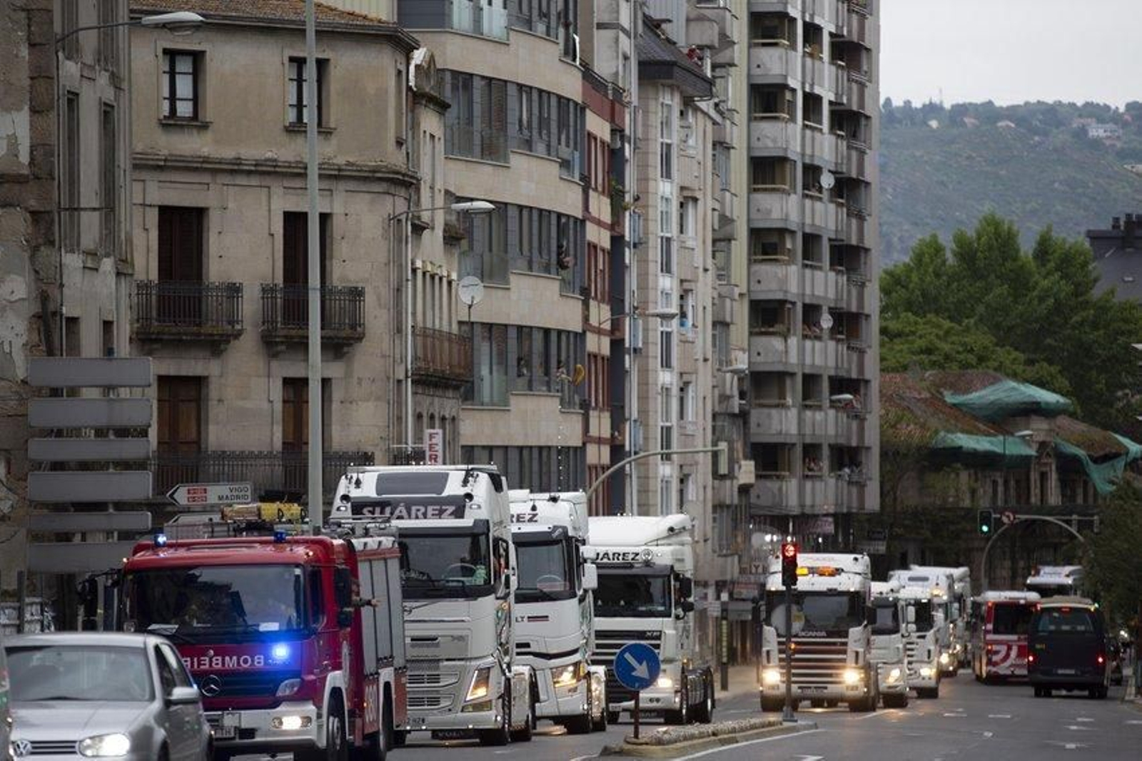 25 de abril. Caravana de camiones por la ciudad de Ourense en apoyo del colectivo sanitario por la alarma sanitaria del Covid-19. Foto: Xesús Fariñas