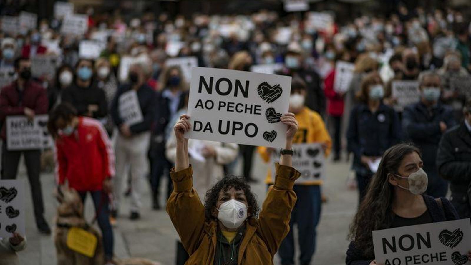 Ourense. 21/05/2021. Concentración cultural en contra do peche da Universidade Popular de Ourense na praza Maior de Ourense. Foto: Xesús Fariñas