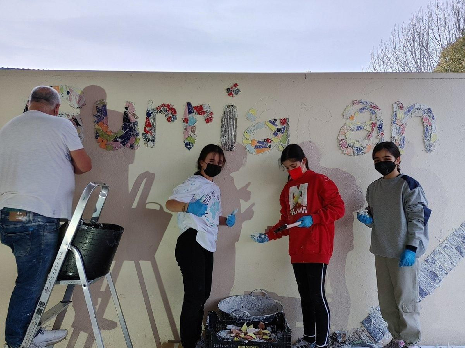Un grupo de Primaria durante
a súa participación no mural.