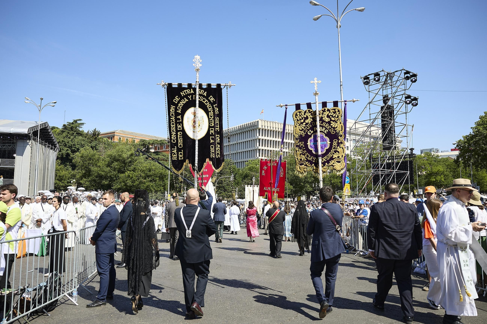 Galería | Multitudinaria misa y procesión del Corpus en Madrid con el papa León XIV