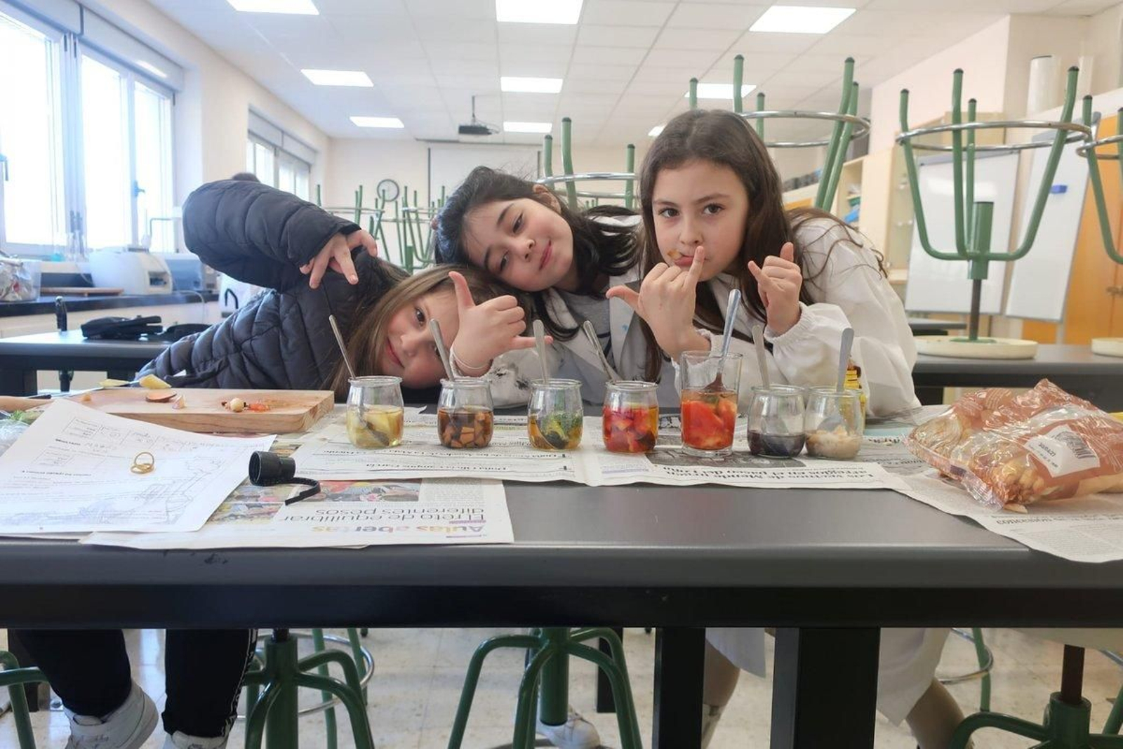 Padrenda. El taller de ciencias del colegio de Crespos realiza cada semana espectaculares trabajos y experimientos de lo más sorprendente gracias a sus jóvenes científicos.