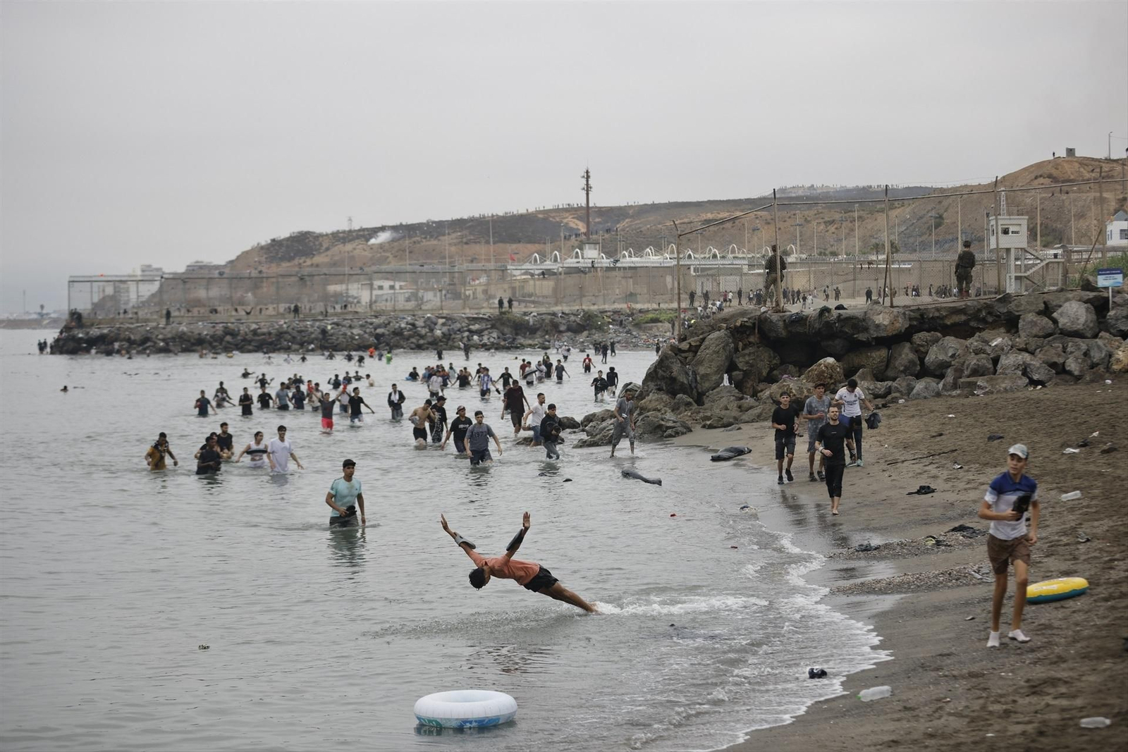 Galería | Miles de marroquíes cruzan a Ceuta en el segundo día de la crisis migratoria, en fotos