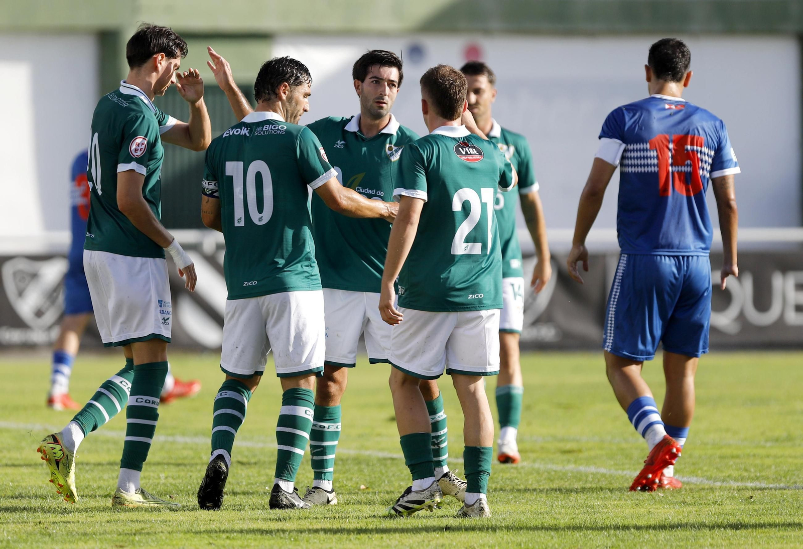 Los jugadores del Coruxo celebran un gol durante la pretemporada