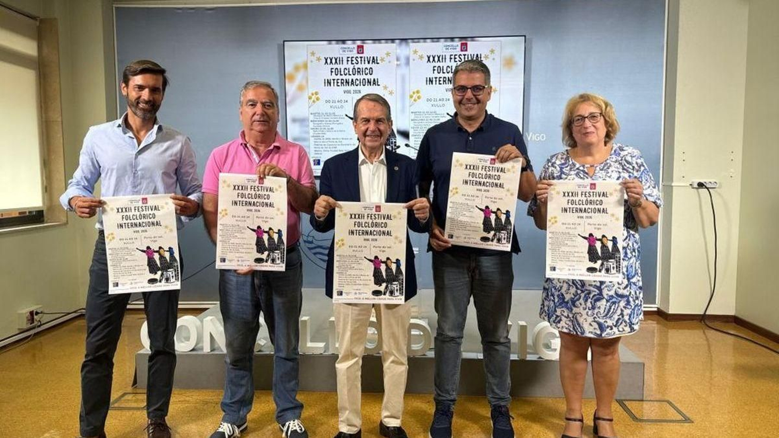 El alcalde Abel Caballero con el presidente de la Asociación Interfolc y el director del Festival Folclórico.