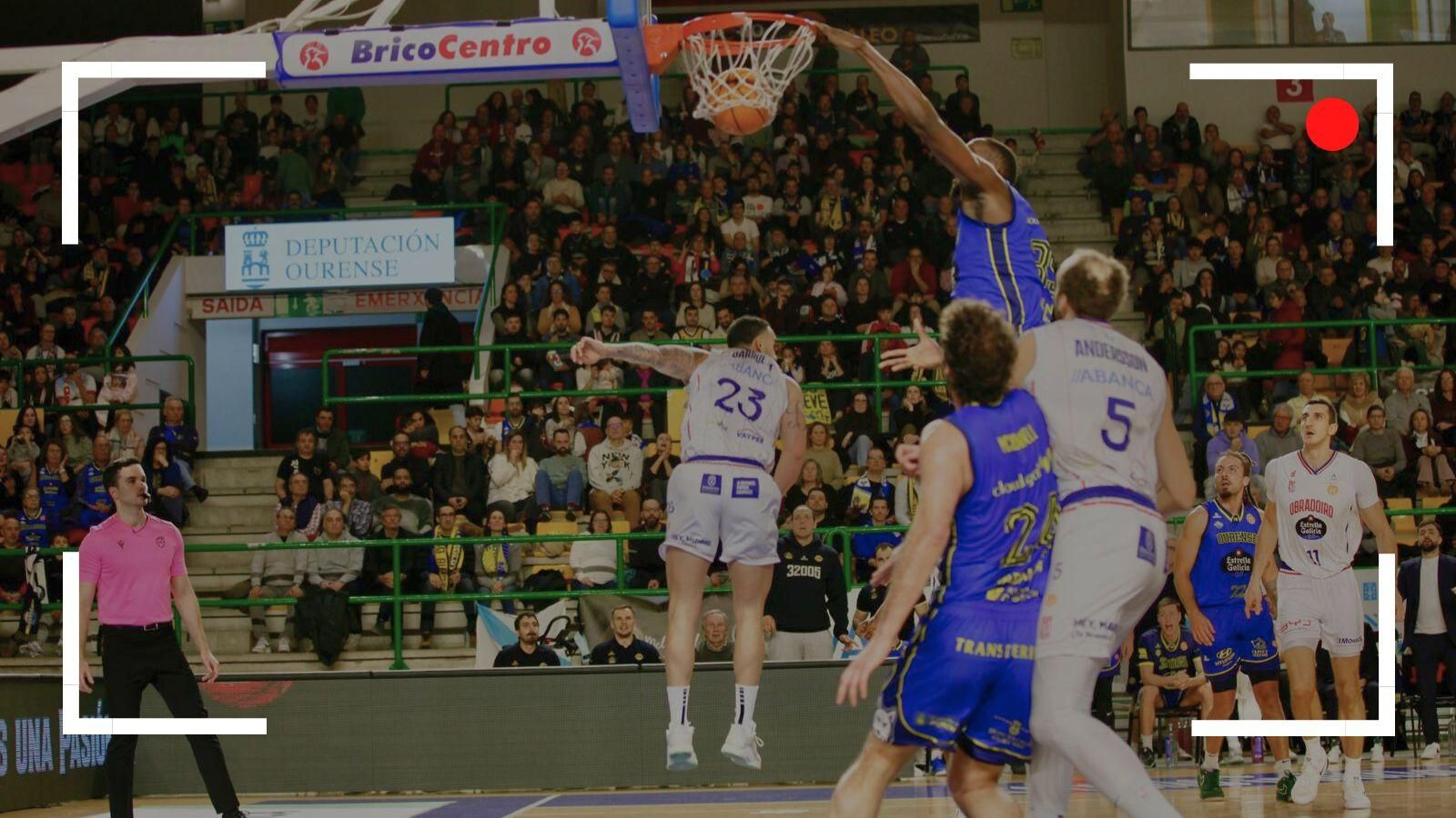 Romaro Gil realiza un mate ante el Obradoiro.