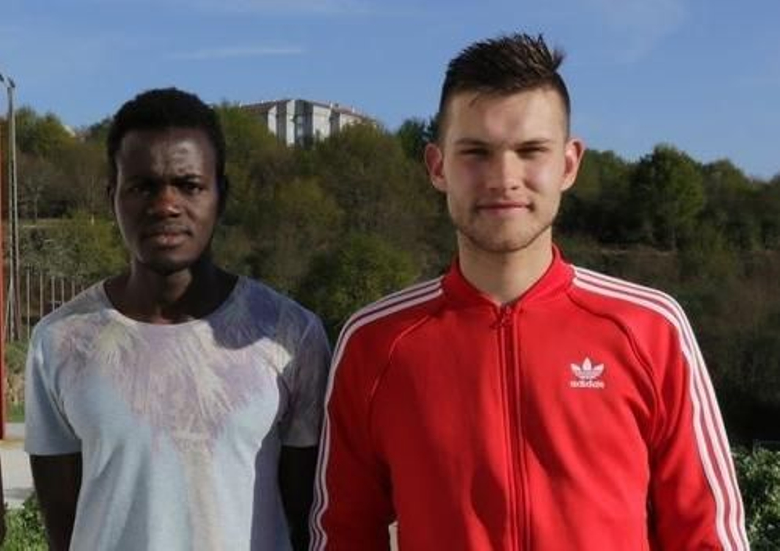 Oumar Farougou (i), el árbitro principal que detuvo el encuentro, acompañado de Adam Rodríguez (d), el asistente que recibió los insultos.