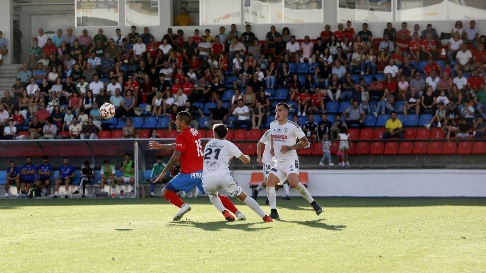 El rojillo Cellerino trata de controlar el balón en el duelo disputado ante el Noia en O Couto.